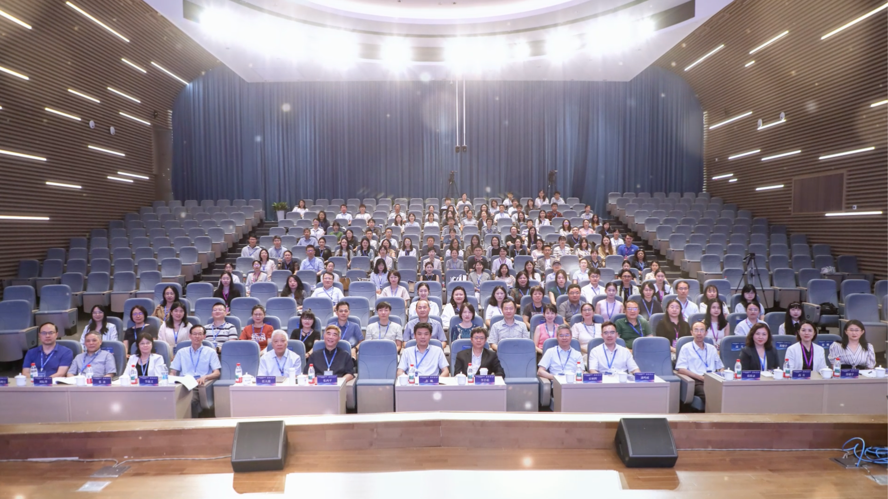 01 大会合影（加亮版）_副本.png